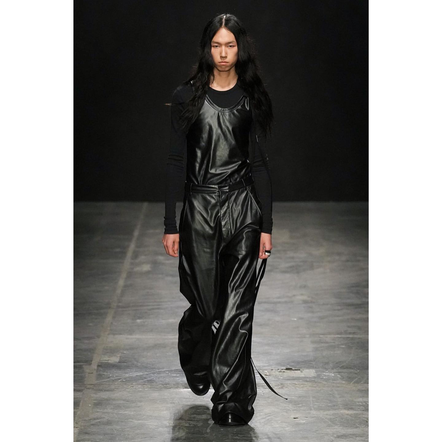 Gyu (@kg_hyun ) for Ann Demeulemeester SS23. Styling by Olivier Rizzo, hair by Anthony Turner, make-up by Lynsey Alexander, casting by Samuel Ellis for DM casting.