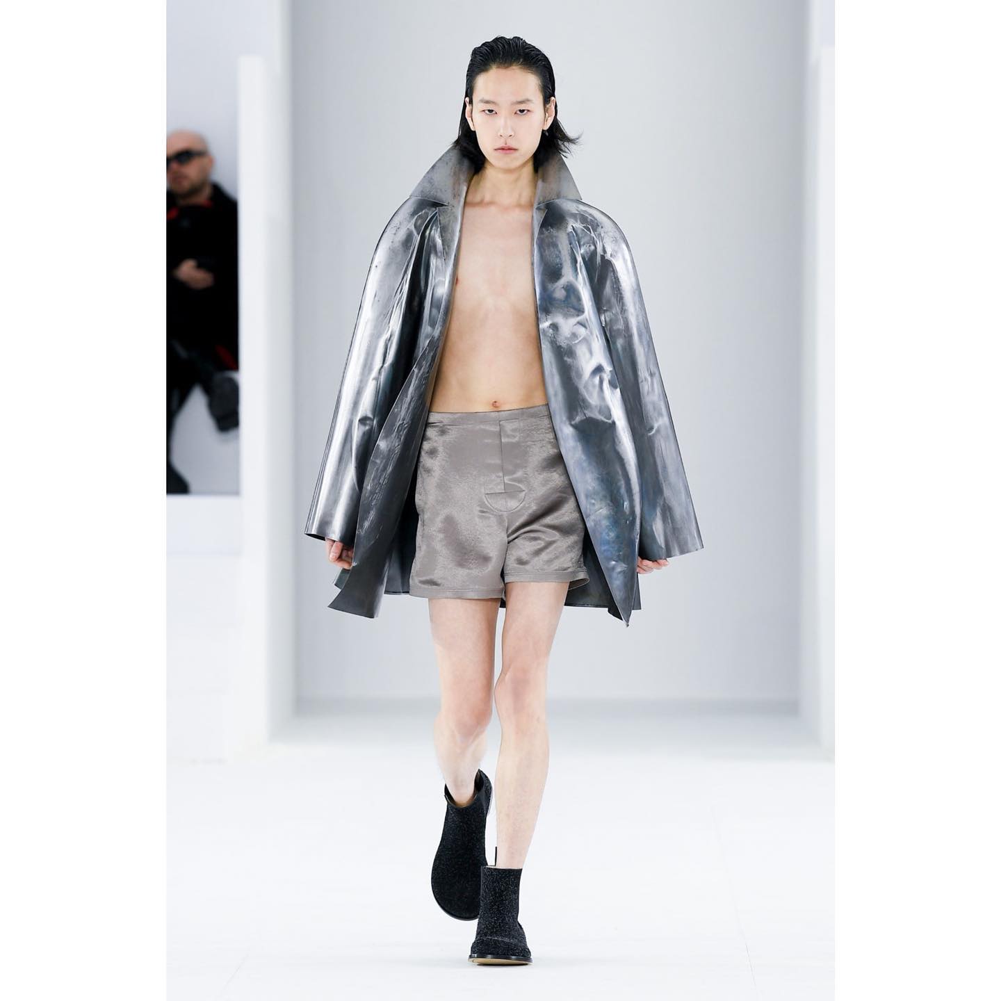 Gyu (@kg_hyun ) for Loewe FW23. Styling by Benjamin Bruno, casting by Ashley Brokaw.