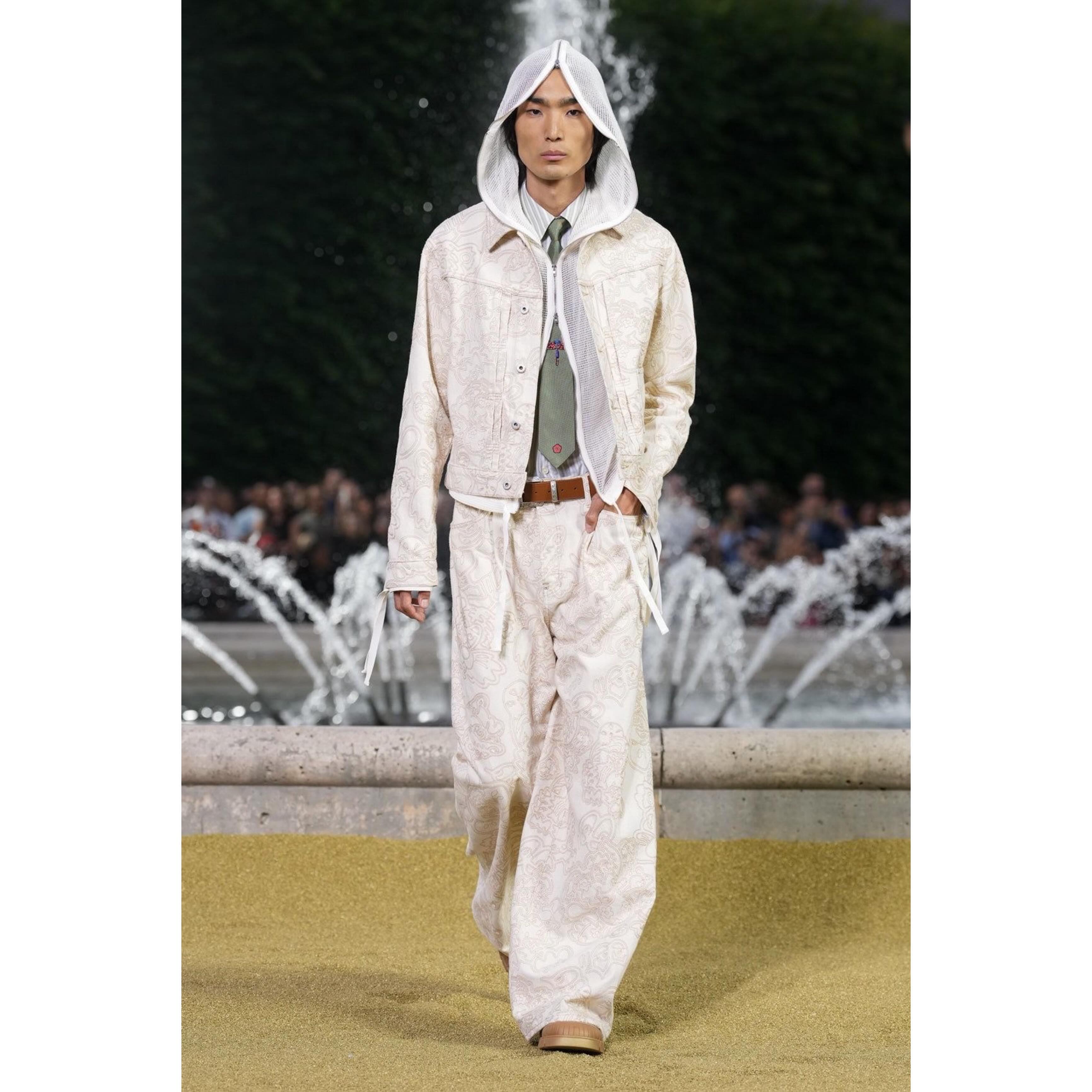 Yeom (@uie0n ) for Kenzo SS25. Styling by Ib Kamara, casting by Mischa Notcutt.