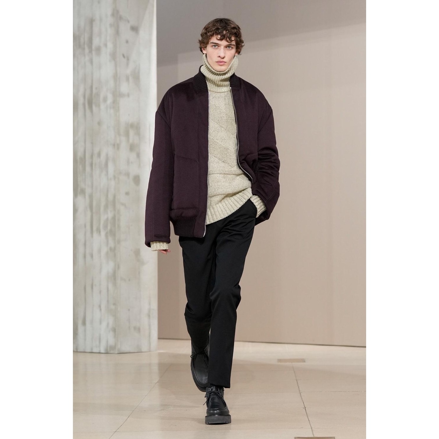 Leo (@leo.cremer ) closing for Hermes AW25. Creative direction by Véronique Nichanian, styling by Beat Bolliger, casting by Sophie Bruynoghe.